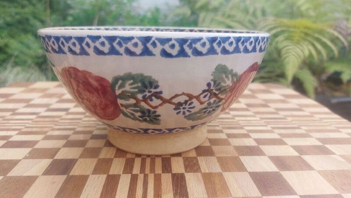 Beautiful Nicholas Mosse Medium Bowl in the Popular but Discontinued Kilfane Rose Pattern, Circa 1996-2004