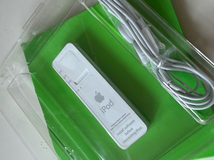 Apple iPod Shuffle 1st Gen 1GB - NEW Complete in Box (NOS Collector)