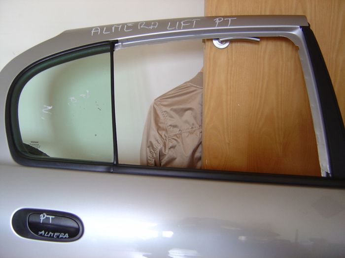 almera -n16 '06  Right Rear silver door in perfect condition!