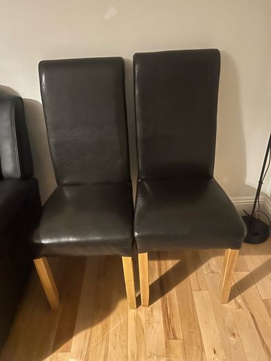 Extendable dining table and four chairs