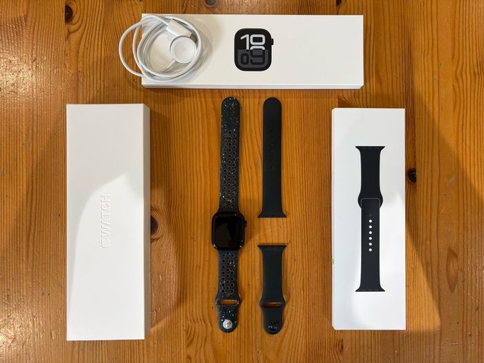 Apple Watch Series 10 42mm + 2 Bands + Box & Charger