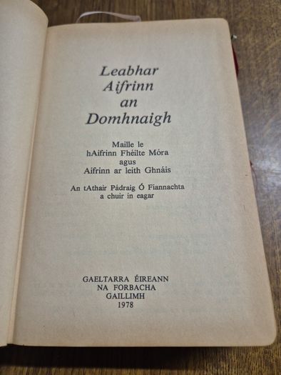 Vintage 1978 Irish An Leabhar Aidrinn an Domhnaigh. In Irish Sunday Missal.