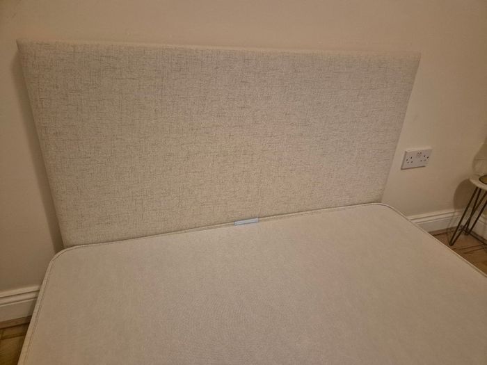Respa small double 4ft divan bed in cream - perfect condition