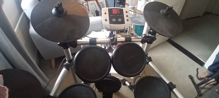 Electronic drum kit