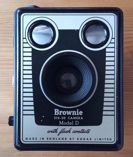 Brownie Video Six-20 Model D England 120print 6#9 Film Camera