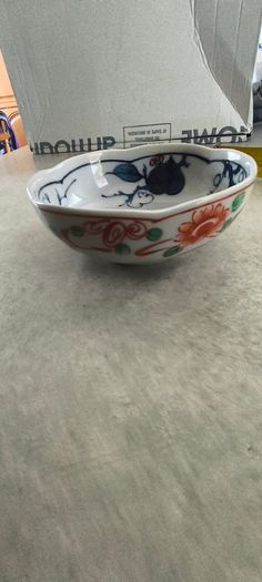 4 different ietms -1- Jingdezhen Porcelain 101/4 -inch Dragon Rice Grain Luncheon Plate - Vintage Blue and White Chinese Design is slieght chip at the edge 15.00 euro.2- Vintage Japanese octagonal porcelain bowl, commonly crafted in the traditional Arita 