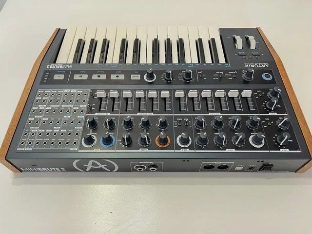 Arturia Minibrute 2
