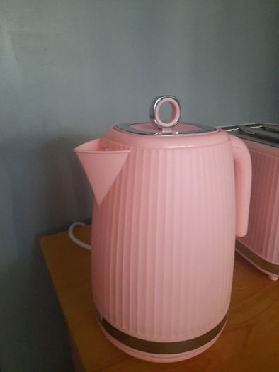 pink electric kettle and toaster