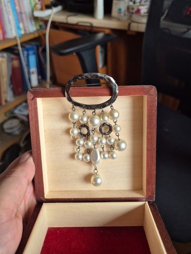 Vintage Brooch Pearls Effect