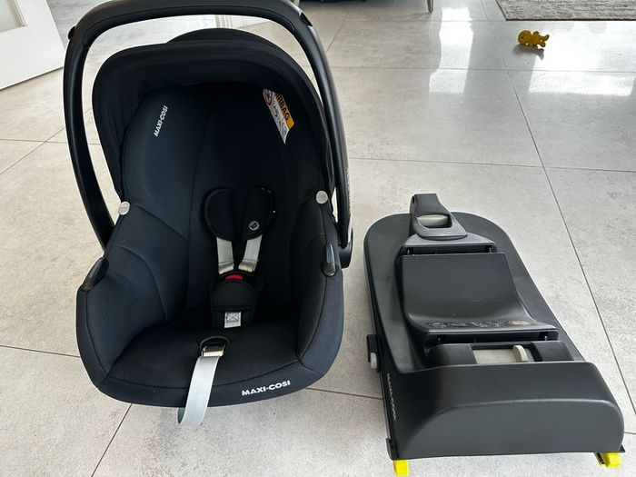 Maxi Cosi Car Seat and isofix base