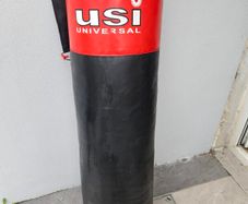 4ft Boxing bag and wall bracket