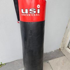 4ft Boxing bag and wall bracket