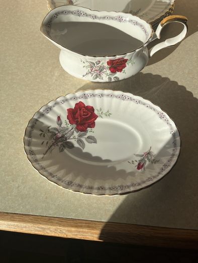Vintage Royal Stafford "Roses to Remember " 4 Dinner plates & Large Gravy Jug & stand