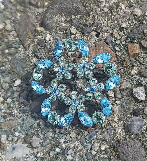 Vintage jewelry is sold individually for 5 to 10 euros