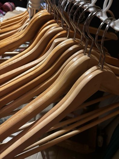 wooden hangers x 60