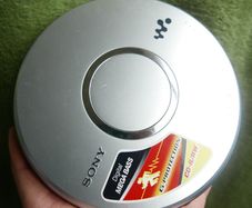 Sony Walkman D-EJ011 Silver Personal CD Player works well