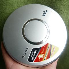 Sony Walkman D-EJ011 Silver Personal CD Player works well