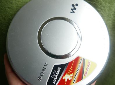 Sony Walkman D-EJ011 Silver Personal CD Player works well