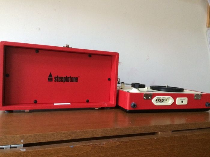 Record Player-Steepletone SRP025 with Detachable Speaker