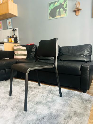 chair black