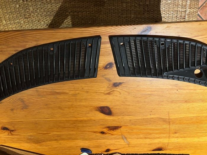 Mercedes-Benz W123 Air Intake Grill -Pair