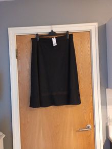 Yours - London Black Skirt.  S.18.    B.N.W.T