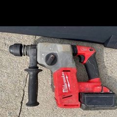 Milwaukee M18 CHX FUEL 18V 26mm SDS-Plus Rotary Hammer Drill with an 8.0Ah battery