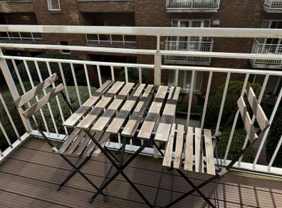 Outdoor table + 2 chairs