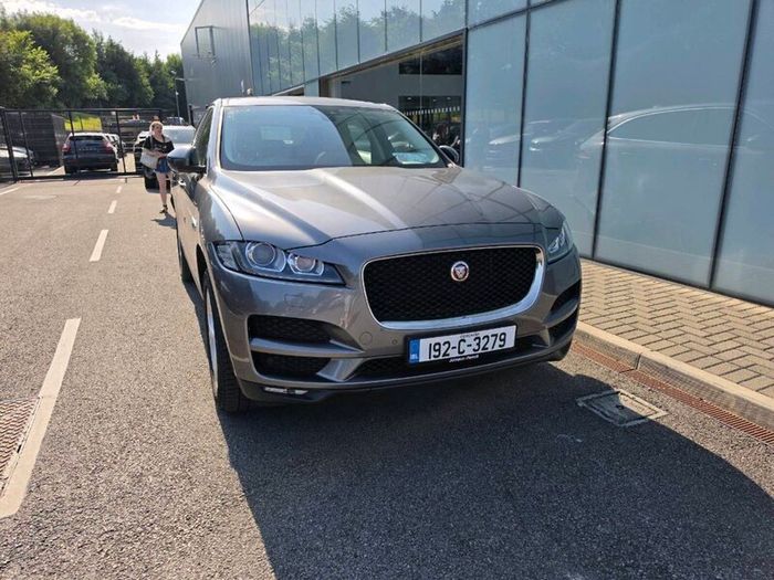 Jaguar F Pace