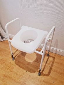 Adjustable raised tiolet seat