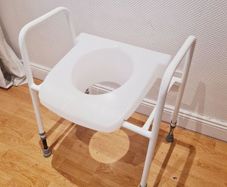 Adjustable raised tiolet seat