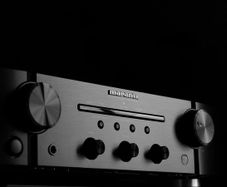 Marantz PM5005 stereo integrated amplifier with Phono stage pristine condition boxed with Remote