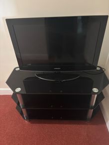 samsung  32 " TV  "Not a smart tv "with glass and chrome table stand works perfectly but no remote