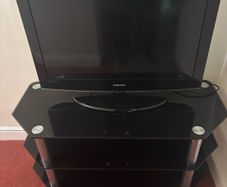samsung  32 " TV with glass and chrome stand works perfectly but no remote