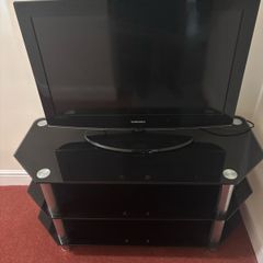samsung  32 " TV with glass and chrome stand works perfectly but no remote
