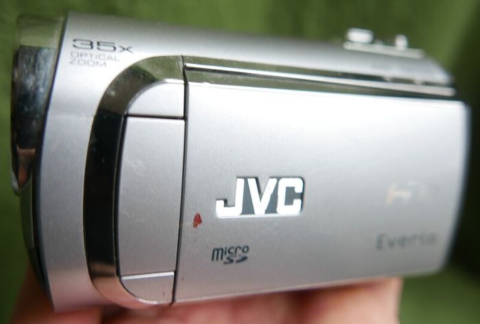 JVC GZ-MG360 Everio Hybrid Camcorder, 60GB Hard Disc Drive, Micro SD Slot, 35x Optical Zoom