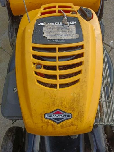 McCullogh Push lawnmower with Briggs and Stratton 450 series  engine in excellent working condition which starts the first pull. Original grass bag included.
