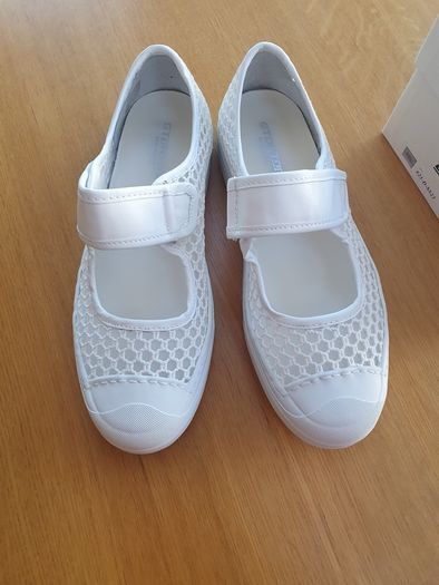 Stockton 623D open weave velcro white runner Size 40