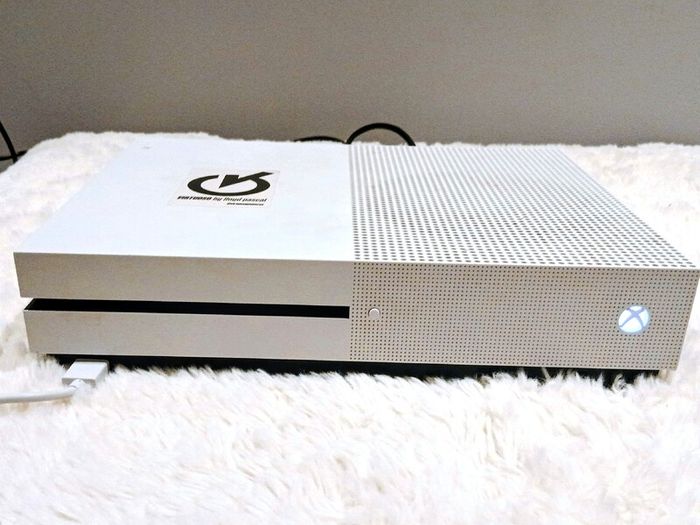 Microsoft Xbox One S 1TB White Console Bundle Fully Tested