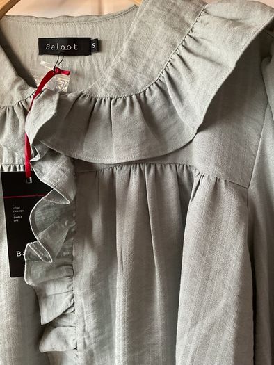 blouse Bnwt frilled collar blouse dipped back hem short feminine baloot size small (12) due to style