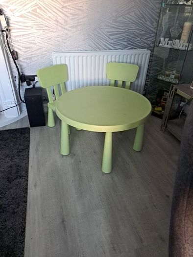 Kids table and chairs