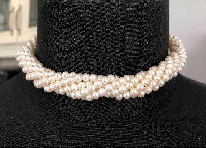 pearl choker necklace