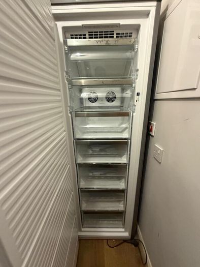 Whirlpool Upright Freezer Inox UW8 F2C XLSB UK 2