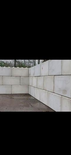 large concrete kelly blocks