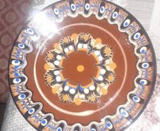 Majolica Art Pottery Wall Plate no chips or cracks, Postage Available or Collection