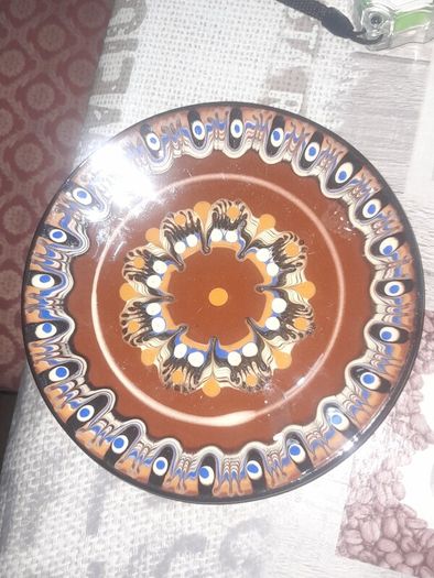 Majolica Art Pottery Wall Plate no chips or cracks, Postage Available or Collection