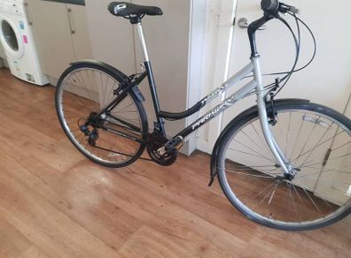 ladies city bike( can deliver)
