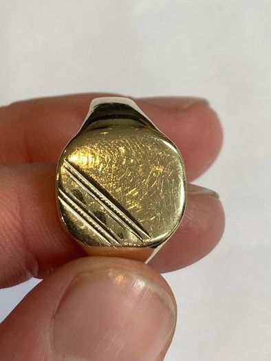 9 carat gold signet ring