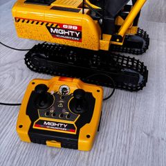 Excavator toy with remote