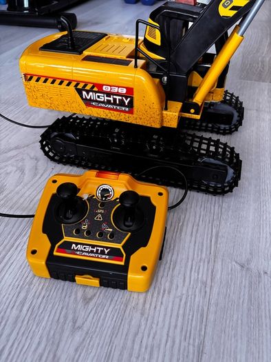 Excavator toy with remote